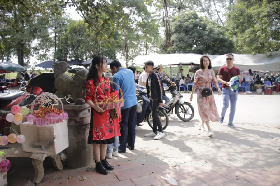 Tấp nập người đến chùa cầu bình an đầu Xuân 